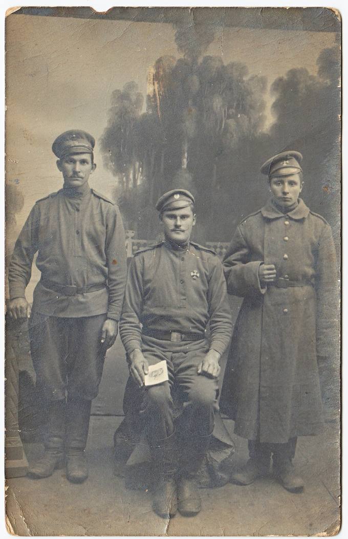 Elenos Maldutytės-Krivickienės tėvas Antanas Maldutis (pirmas iš dešinės) su neatpažintais kareiviais